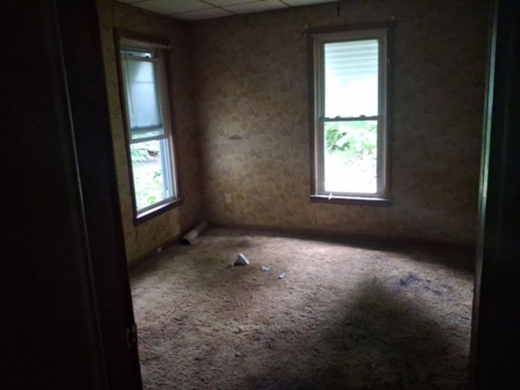 Image 7 of property listing at 201 S Pruyn Avenue, Salem, IL 62881
