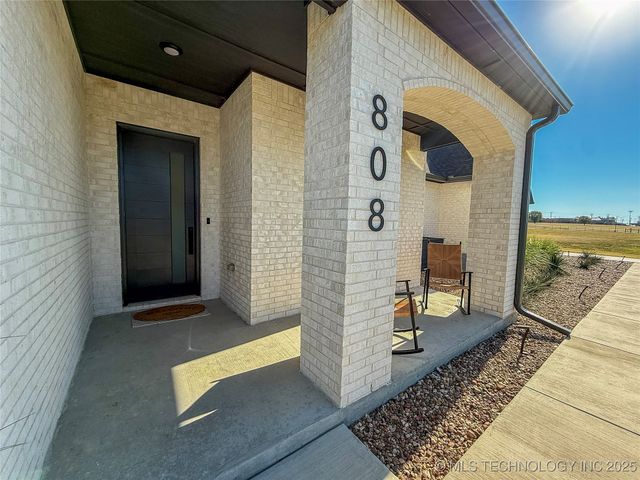 808 W Prairie View Road, Ardmore, OK 73401