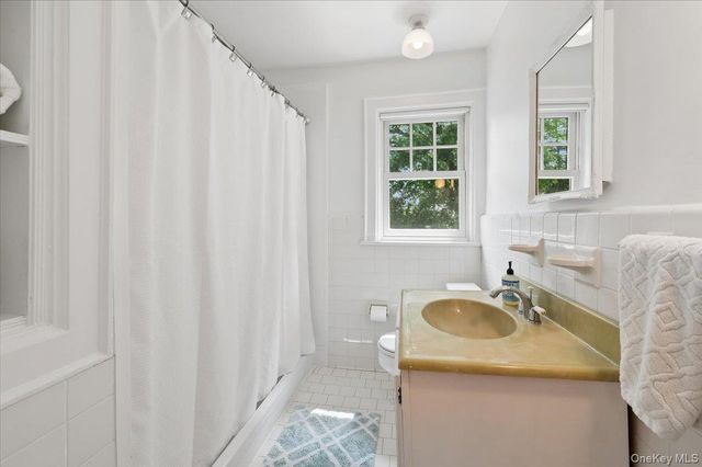 15 Lyons Place, Larchmont, NY 10538