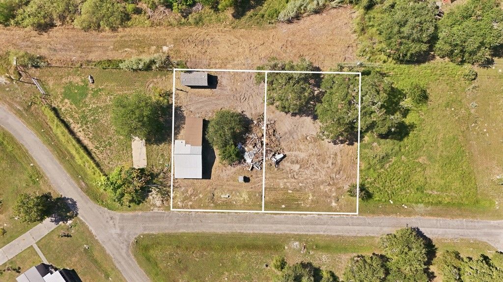205 Grapevine Dr, Rockport, TX 78382 — photo 2