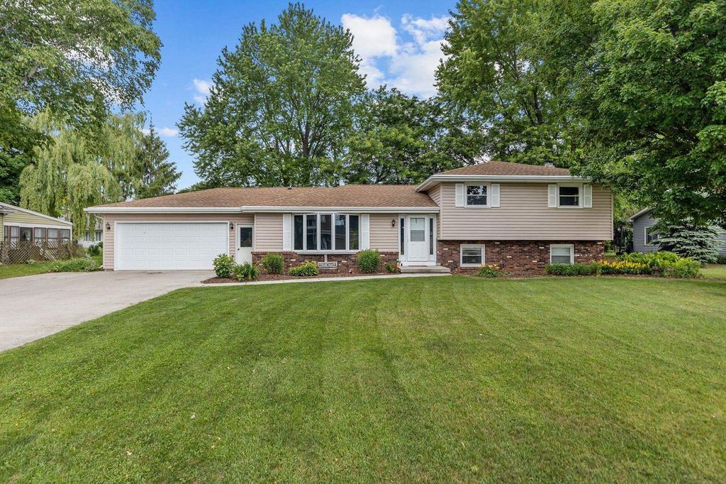 732 MANCHESTER ROAD, Neenah, WI 54956