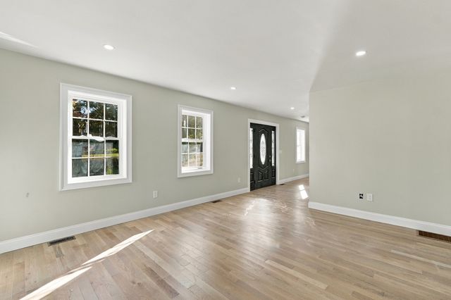 1 Howarth Road, Oxford, MA 01540