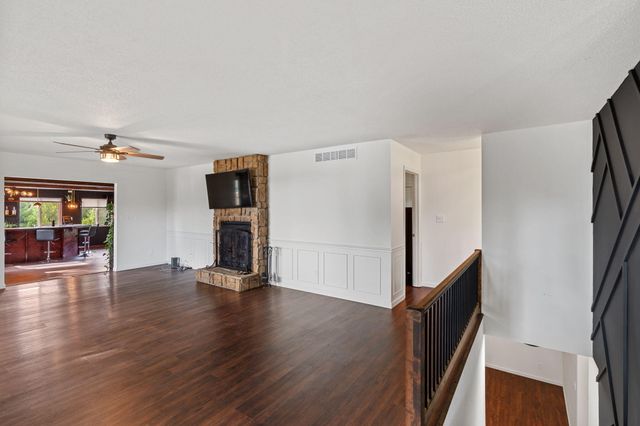 17566 WOODS DR DR, Boonville, MO 65233