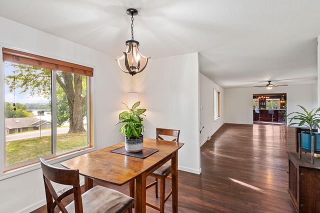 17566 WOODS DR DR, Boonville, MO 65233