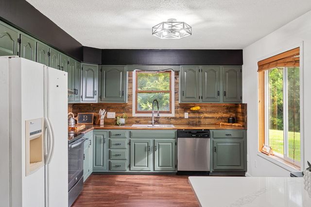 17566 WOODS DR DR, Boonville, MO 65233