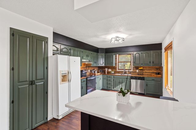 17566 WOODS DR DR, Boonville, MO 65233