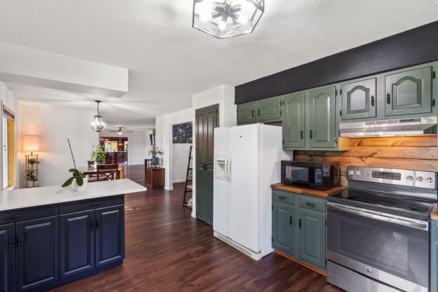 17566 WOODS DR DR, Boonville, MO 65233