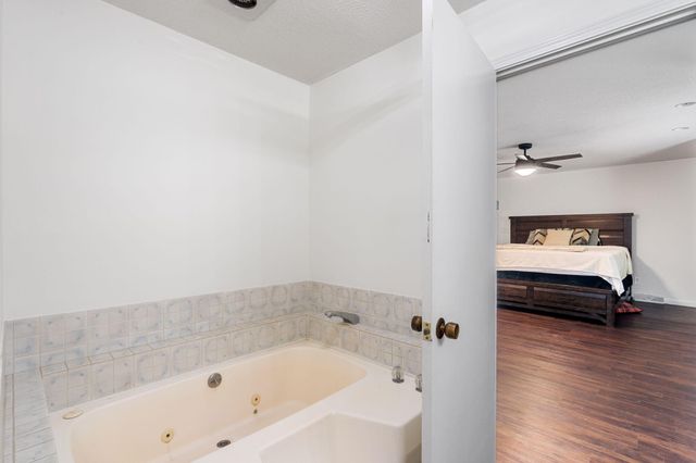 17566 WOODS DR DR, Boonville, MO 65233