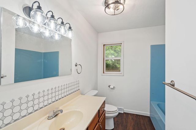 17566 WOODS DR DR, Boonville, MO 65233