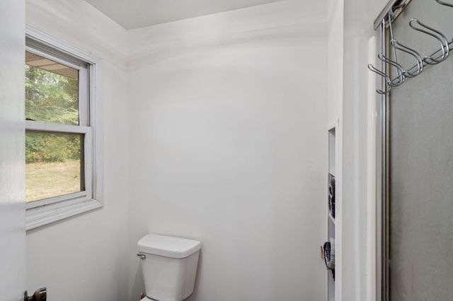 17566 WOODS DR DR, Boonville, MO 65233