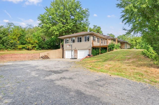 17566 WOODS DR DR, Boonville, MO 65233
