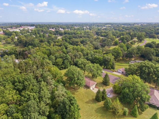 17566 WOODS DR DR, Boonville, MO 65233