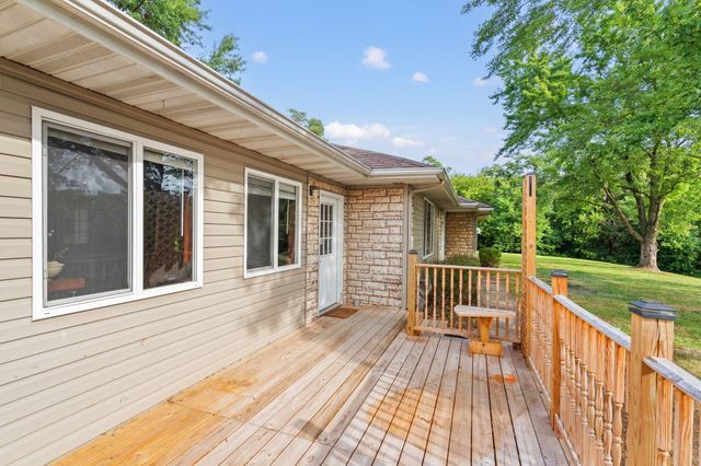 17566 WOODS DR DR, Boonville, MO 65233
