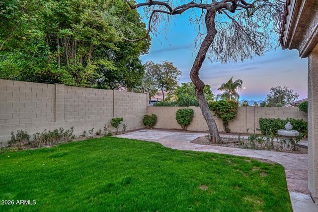 1942 E CLAIRE Drive E, Phoenix, AZ 85022