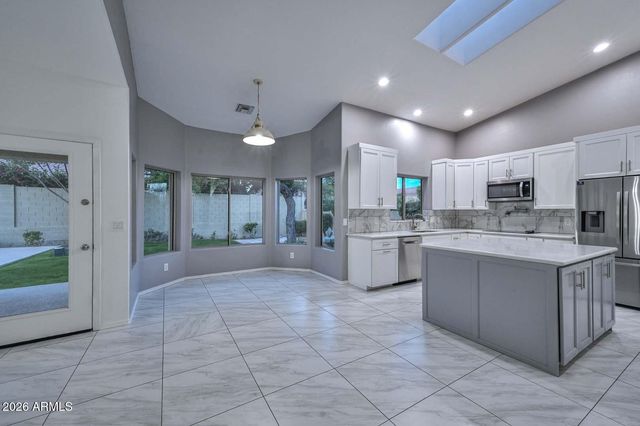 1942 E CLAIRE Drive E, Phoenix, AZ 85022