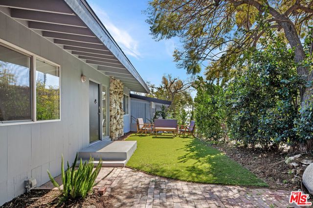 9432 Sierra Mar Place, Los Angeles, CA 90069