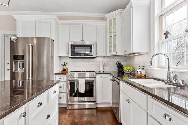 14445 W Meadowshire DRIVE, New Berlin, WI 53151