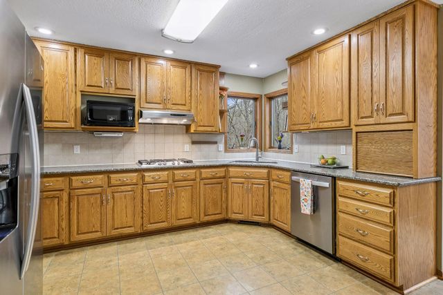 230 Plainview Drive, River Falls, WI 54022