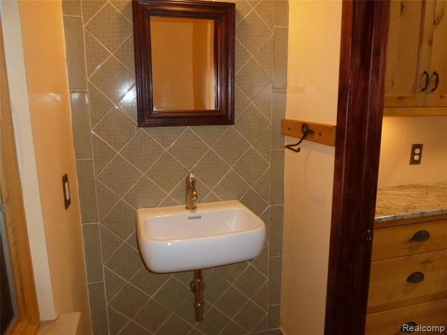 19925 Renfrew Road, Detroit, MI 48221