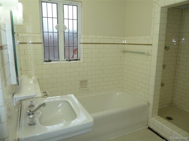 19925 Renfrew Road, Detroit, MI 48221