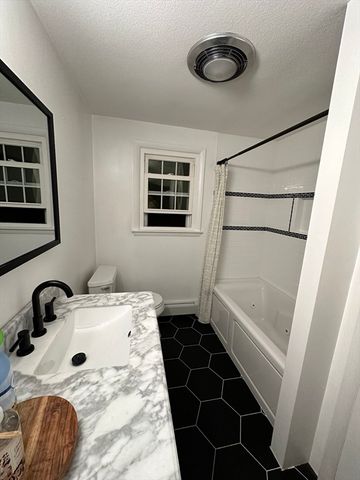 65 Lynnwood Ln, Worcester, MA 01609