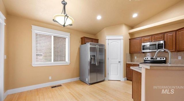 3889 N Maple Grove Rd, Boise, ID 83704