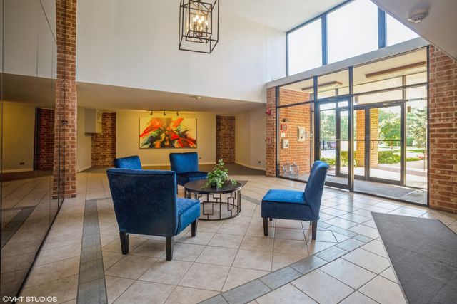 1515 E Central Road 318C, Arlington Heights, IL 60005