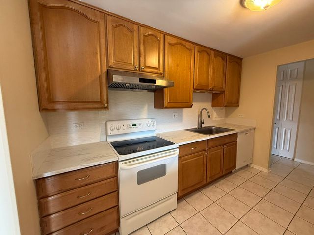 1515 E Central Road 318C, Arlington Heights, IL 60005