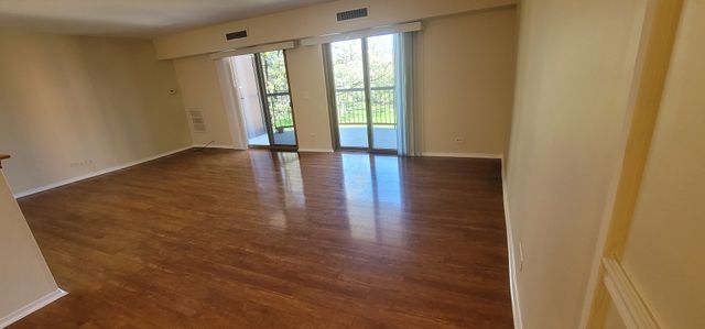 1515 E Central Road 318C, Arlington Heights, IL 60005