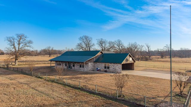 670 Farm Road 196 N, Blossom, TX 75416