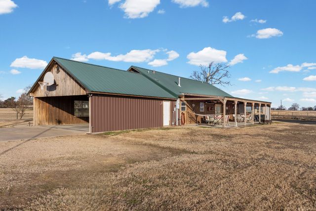 670 Farm Road 196 N, Blossom, TX 75416