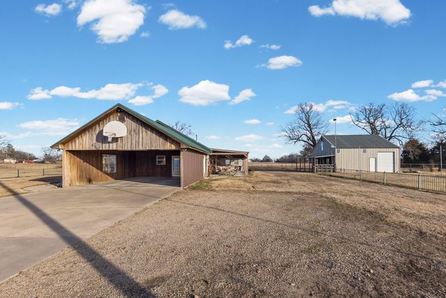 670 Farm Road 196 N, Blossom, TX 75416