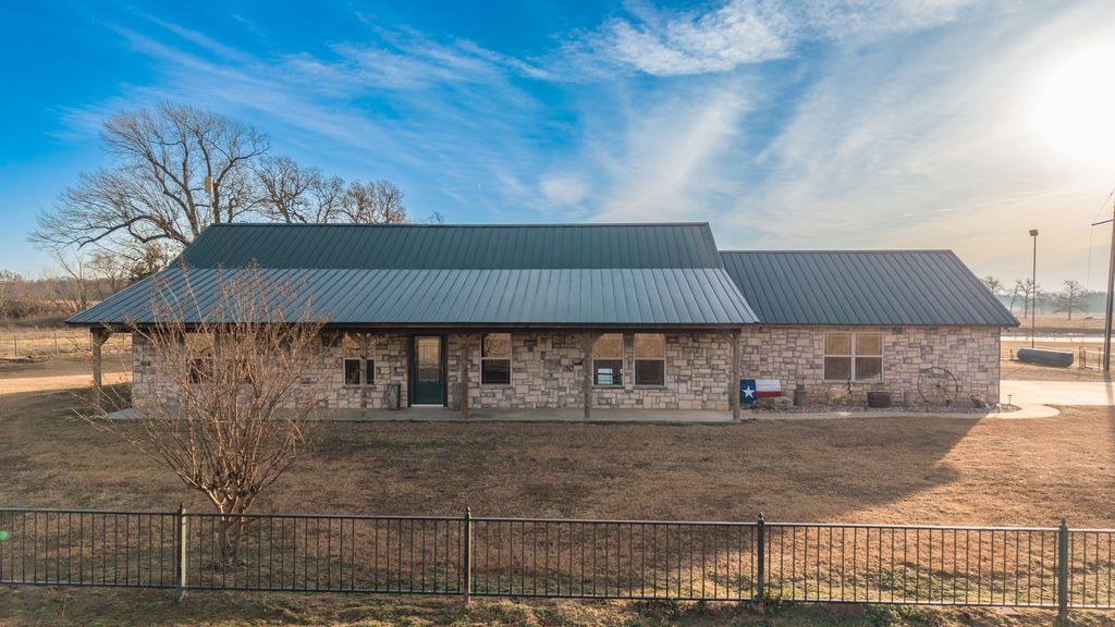 670 Farm Road 196 N, Blossom, TX 75416