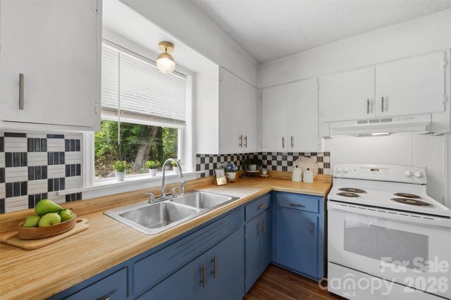 1320 Tom Fox Street, Morganton, NC 28655