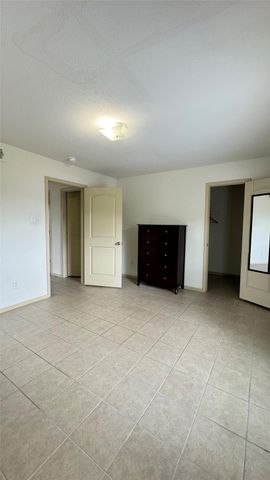 10802 Kingspoint Road, Houston, TX 77075