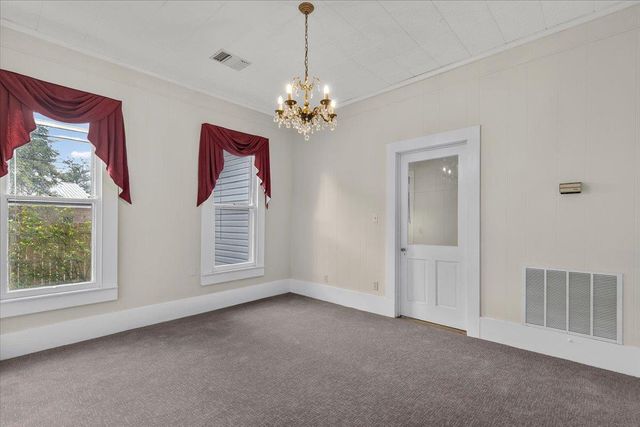207 Hudgins ST, Smithville, TX 78957