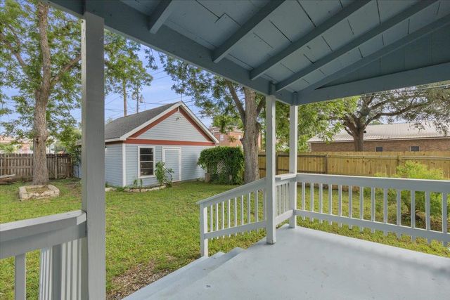 207 Hudgins ST, Smithville, TX 78957