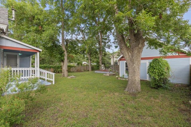 207 Hudgins ST, Smithville, TX 78957
