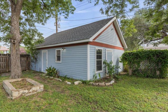 207 Hudgins ST, Smithville, TX 78957
