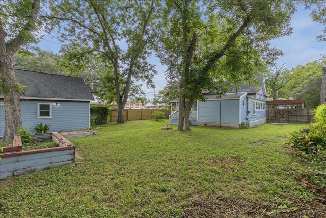 207 Hudgins ST, Smithville, TX 78957