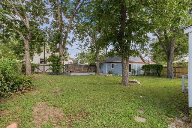 207 Hudgins ST, Smithville, TX 78957