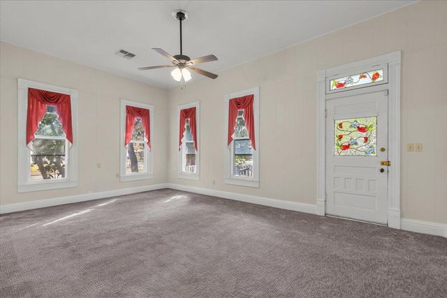207 Hudgins ST, Smithville, TX 78957