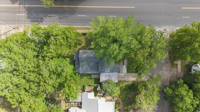 207 Hudgins ST, Smithville, TX 78957
