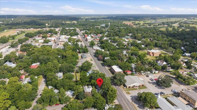 207 Hudgins ST, Smithville, TX 78957