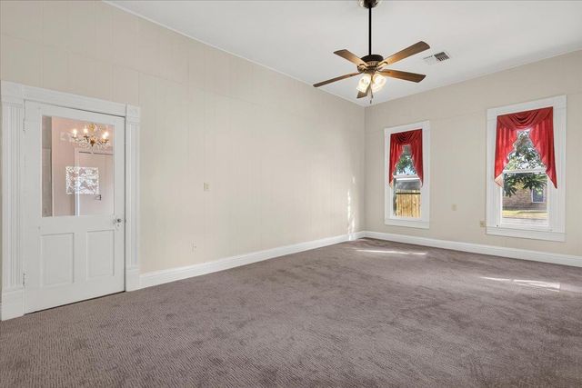 207 Hudgins ST, Smithville, TX 78957
