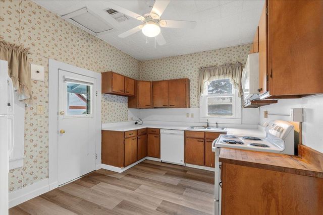 207 Hudgins ST, Smithville, TX 78957