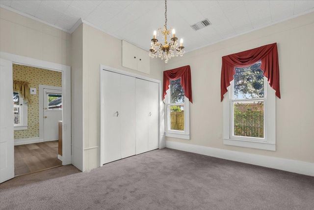 207 Hudgins ST, Smithville, TX 78957
