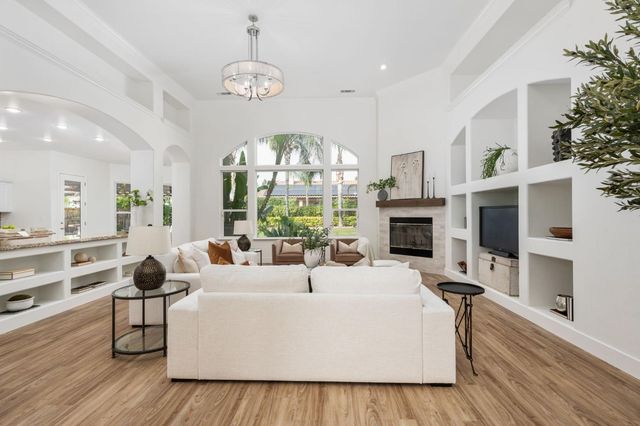 635 W Quincy Avenue, Clovis, CA 93619