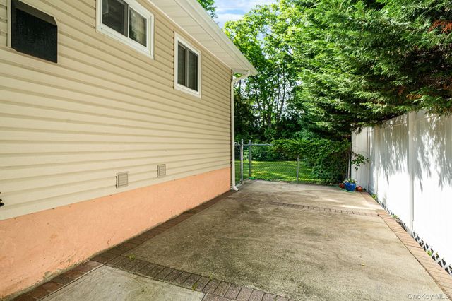 425 Old Country Road, Deer Park, NY 11729