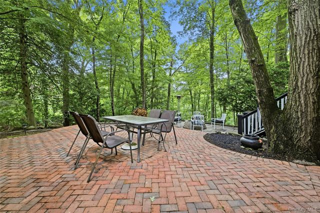 75 Laurel Hill Road, Centerport, NY 11721